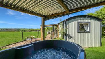 Cottages with Hot Tubs or Pools
