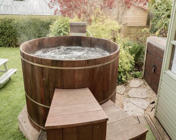 self catering hot tub, self catering swimming pool exmoor, exmoor cottage with hot tub, exmoor self catering with swimming pool