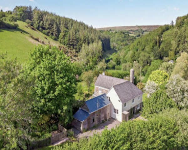 Explore our characterful collection of self-catering holiday cottages in Molland, Devon. Accommodation between South Molton and Winsford, Somerset. Luxury properties, dog-friendly cottages, short breaks, flexible arrival days. 