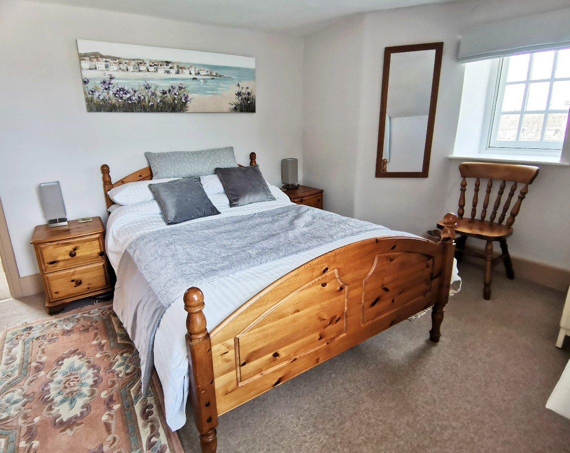 Kingsize bed master bedroom two windows with blackout curtains/blind stunning views of Turkey Island cottages and the harbour.