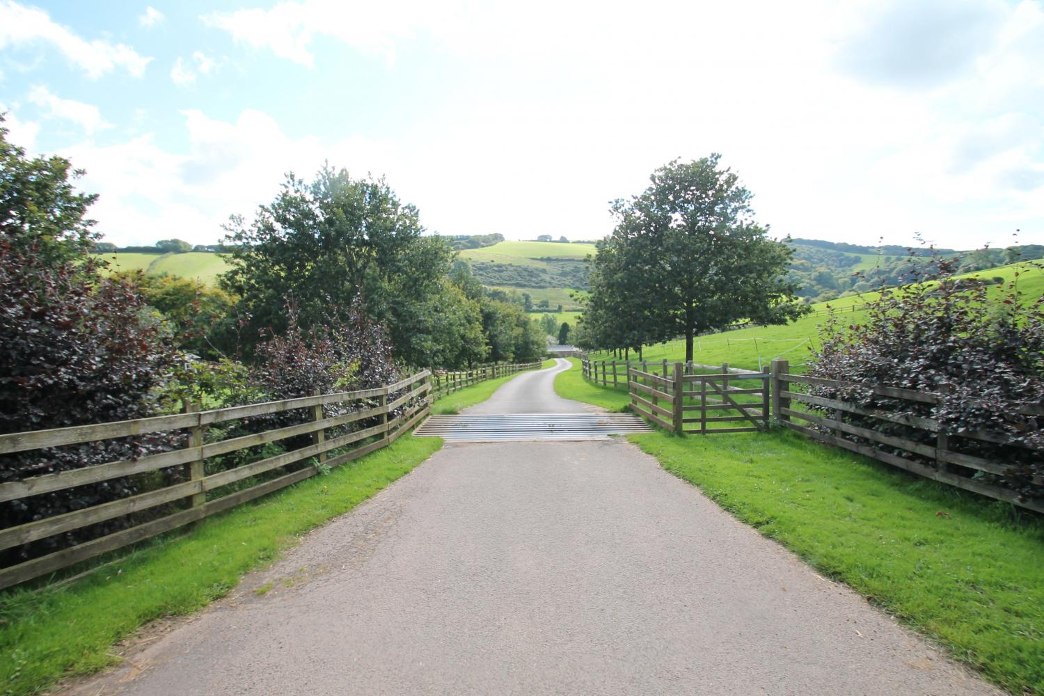 Entrance driveway to Mill Cottage