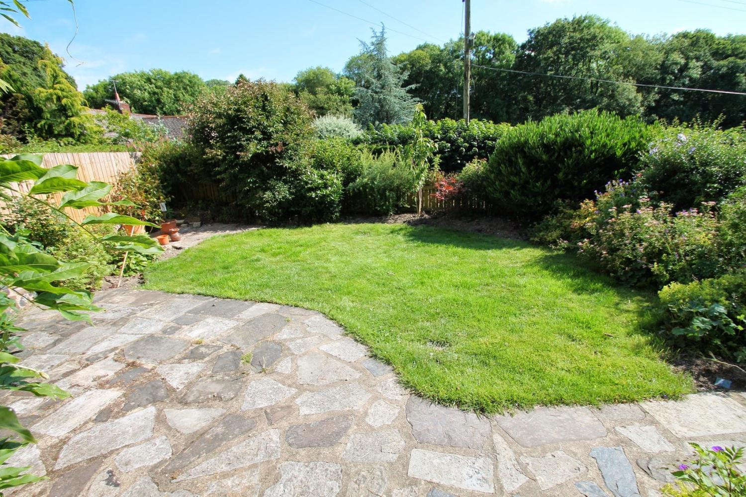 Enclosed garden to the front of the cottage