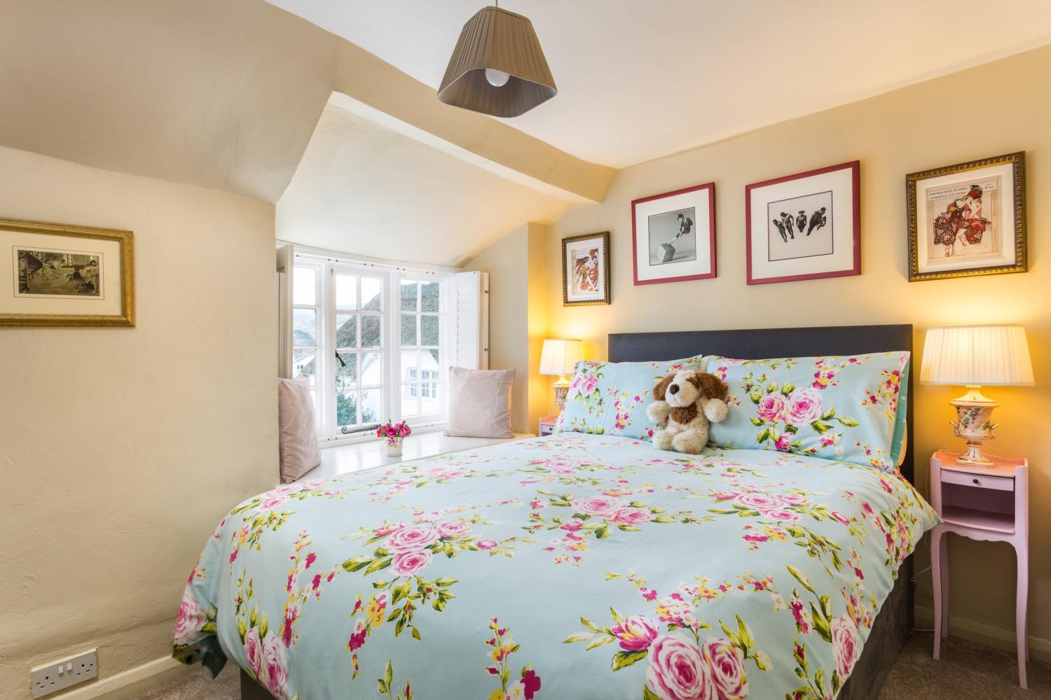 The Dance bedroom is a cosy double with en-suite shower room. The window seat has a lovely view down Church Street.