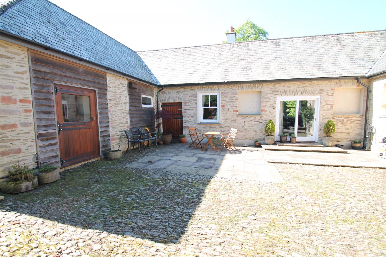 Coutyard Patio (With BBQ)