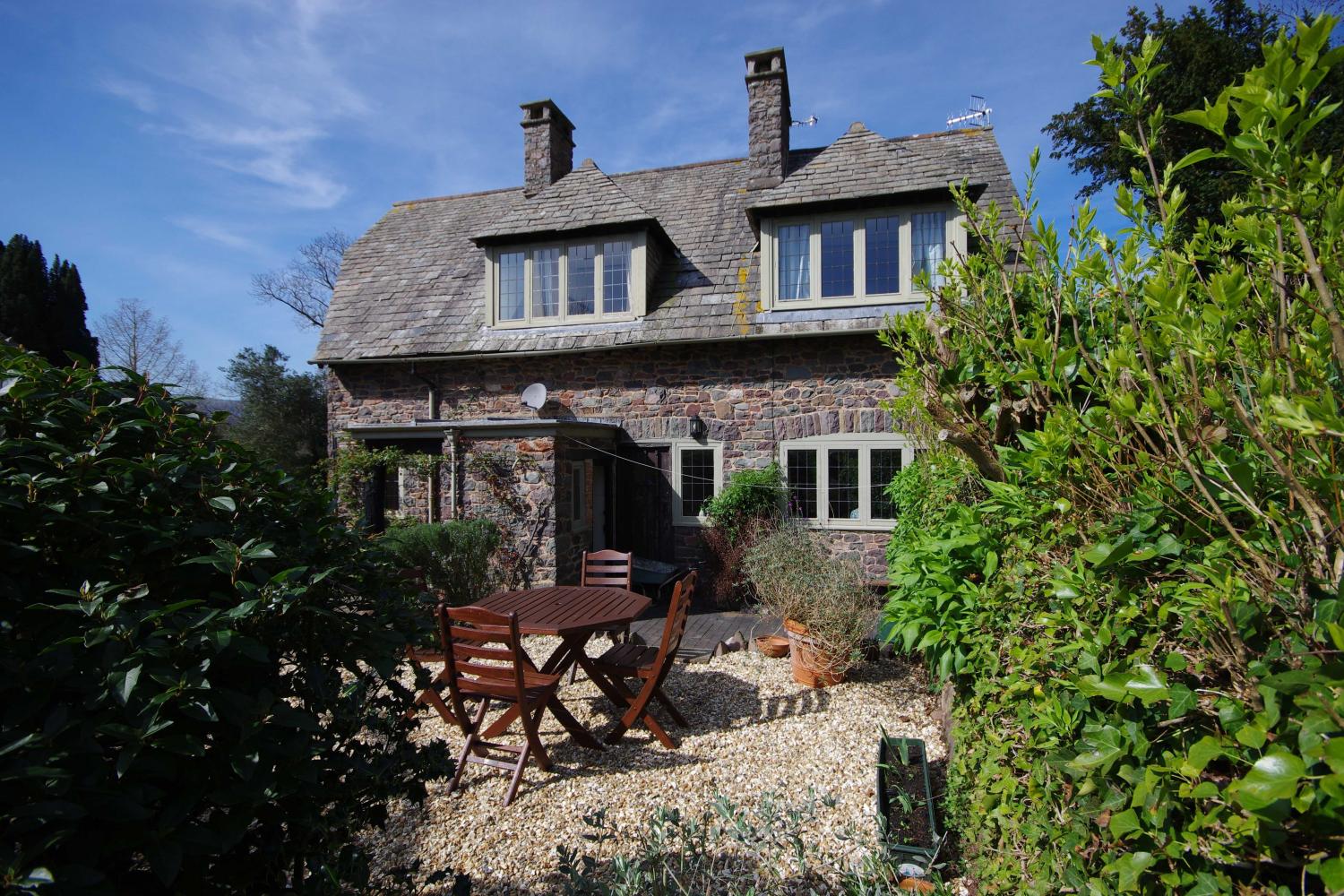 Gate Cottage with enclosed patio/garden