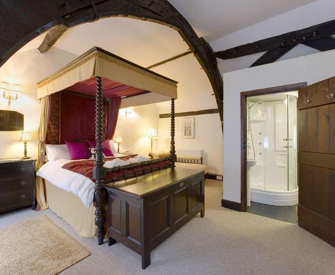 The main bedroom has a four poster bed and Jack & Jill en-suite bathroom.