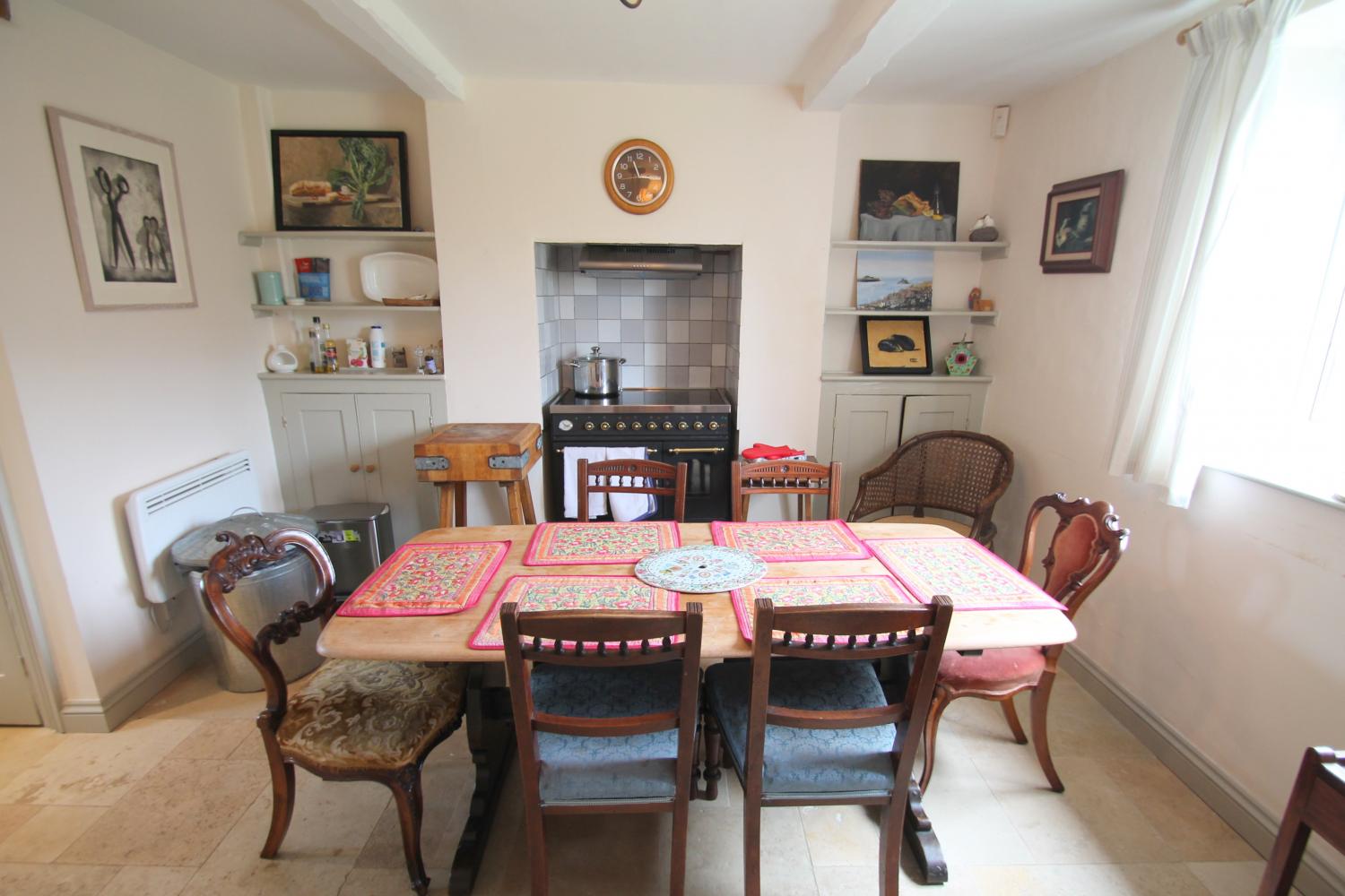 Kitchen-dining room with range cooker