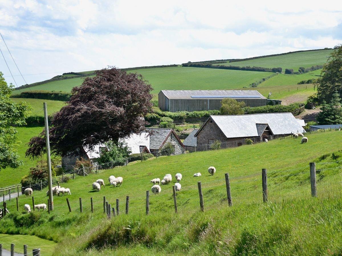 Approaching Yenworthy Farm