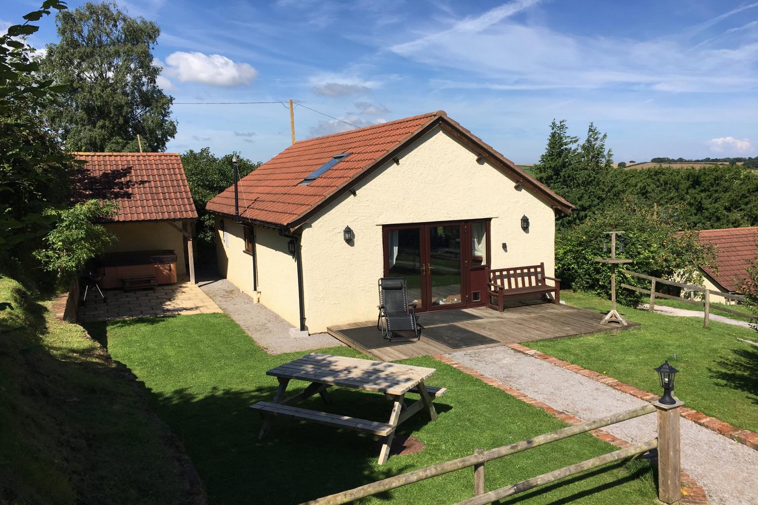 Walnut Cottage with private hot tub