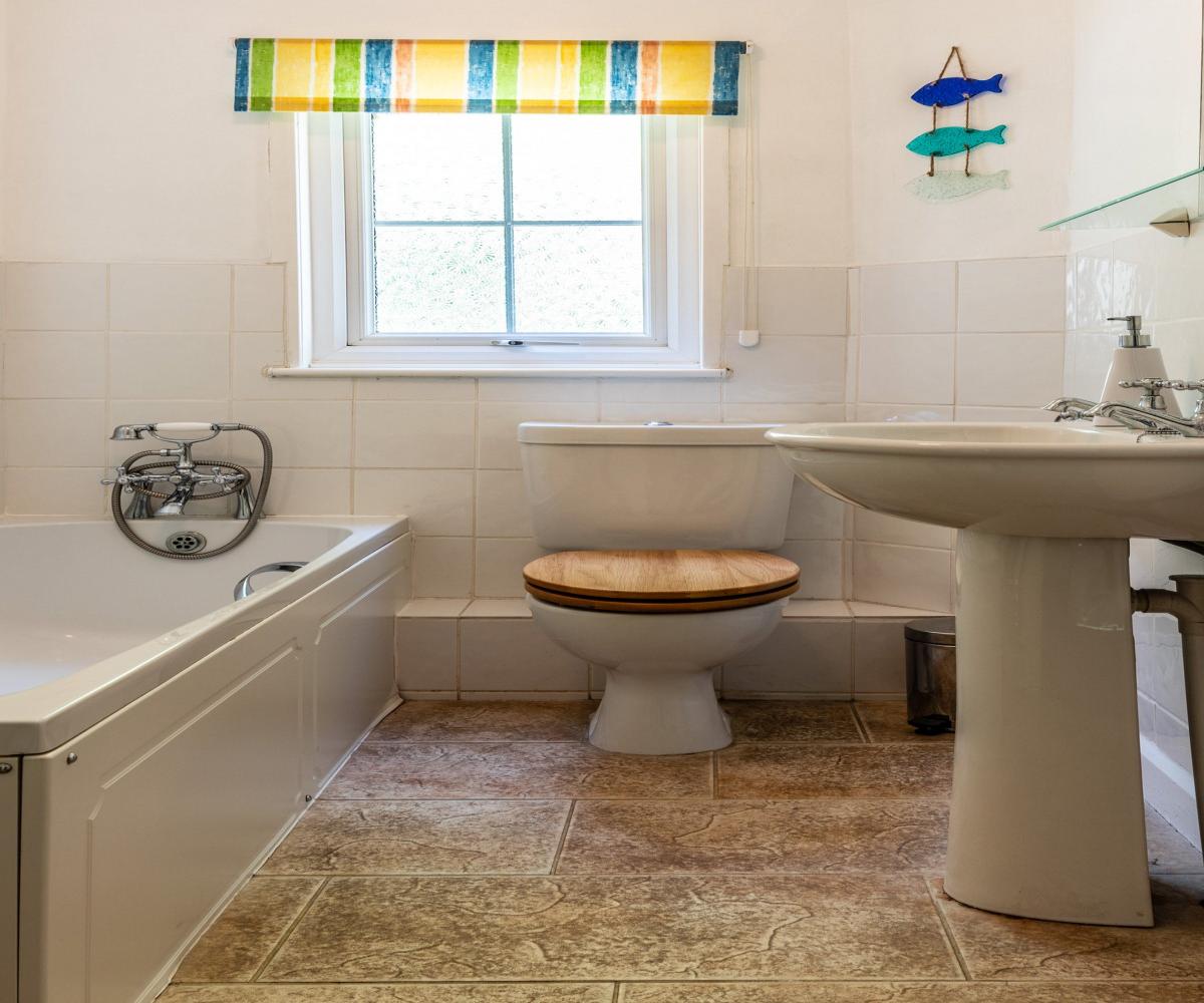 Quarry Cottage Upstairs bathroom