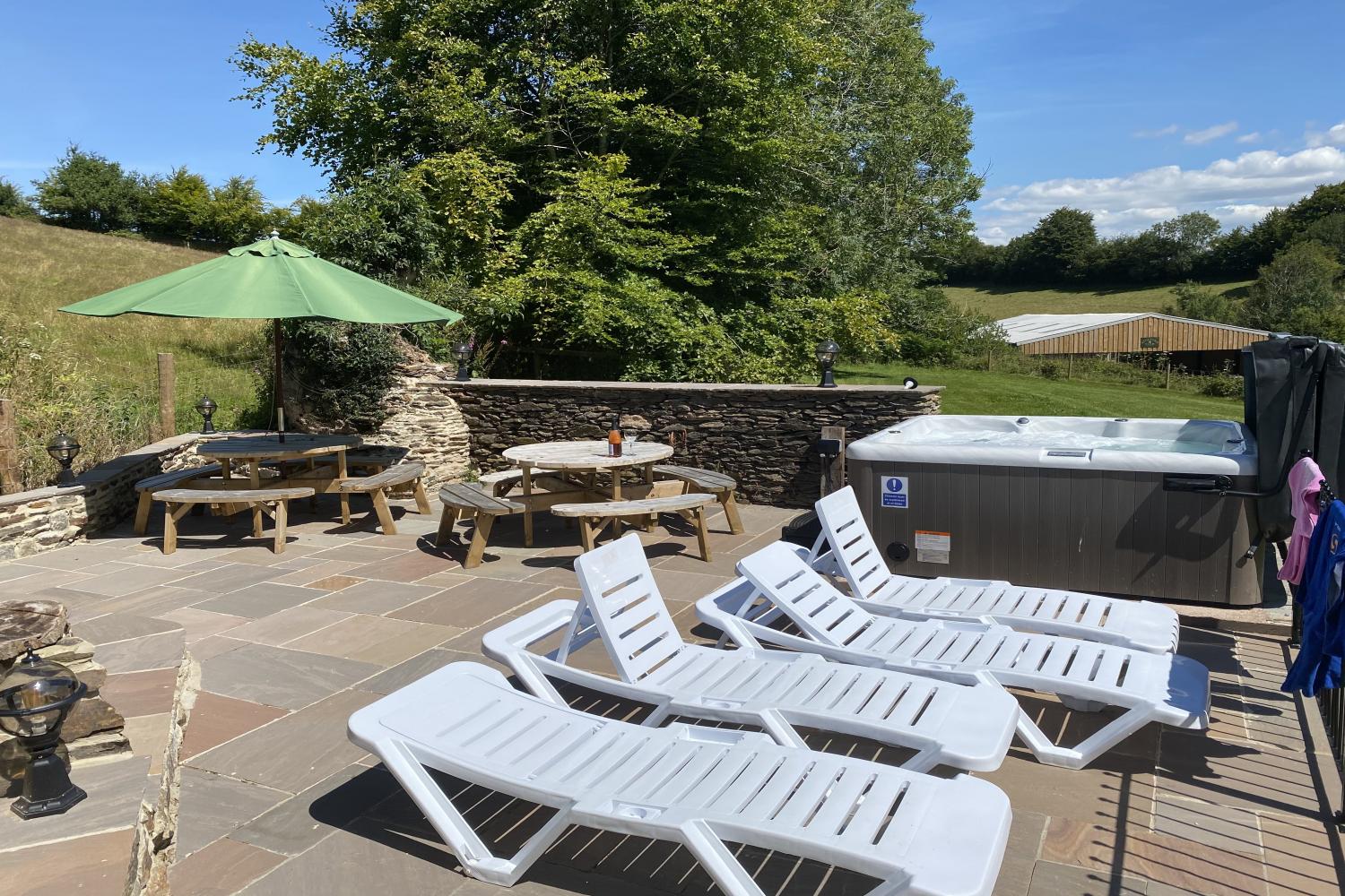 Sun Terrace and hot tub at Midfle Stolford