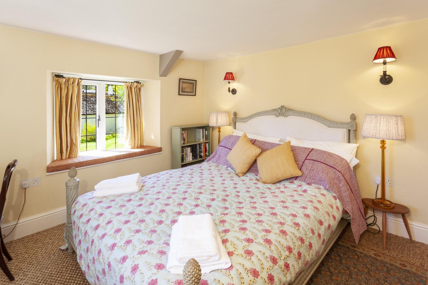 King size bed Dowry Cottage in Winsford