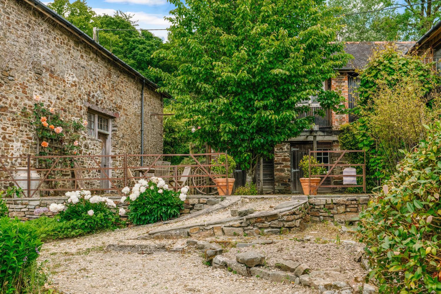 Courtyard between the cottages