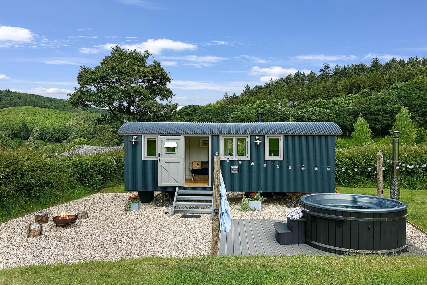 Cartier's Retreat Shepherd's Hut with private Hot Tub
