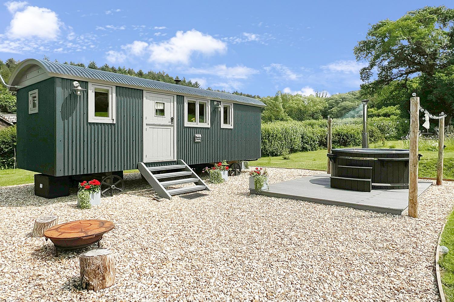 Cartier's Retreat Shepherd's Hut with private Hot Tub