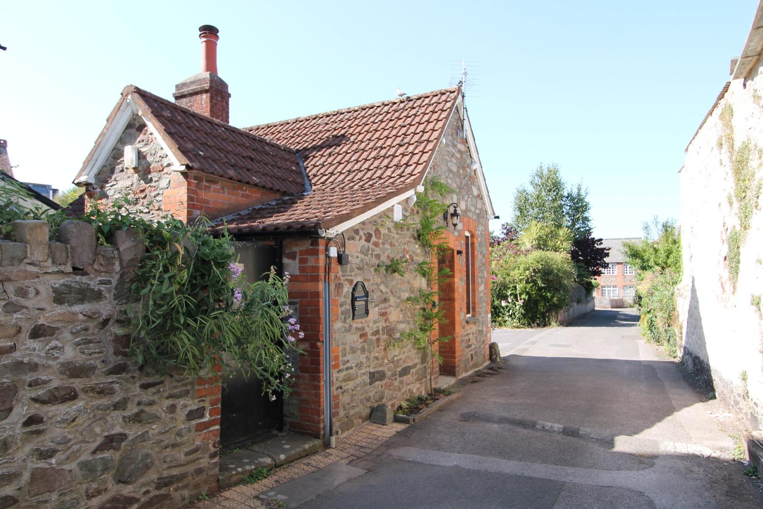 Looking at the front of the house from the high street