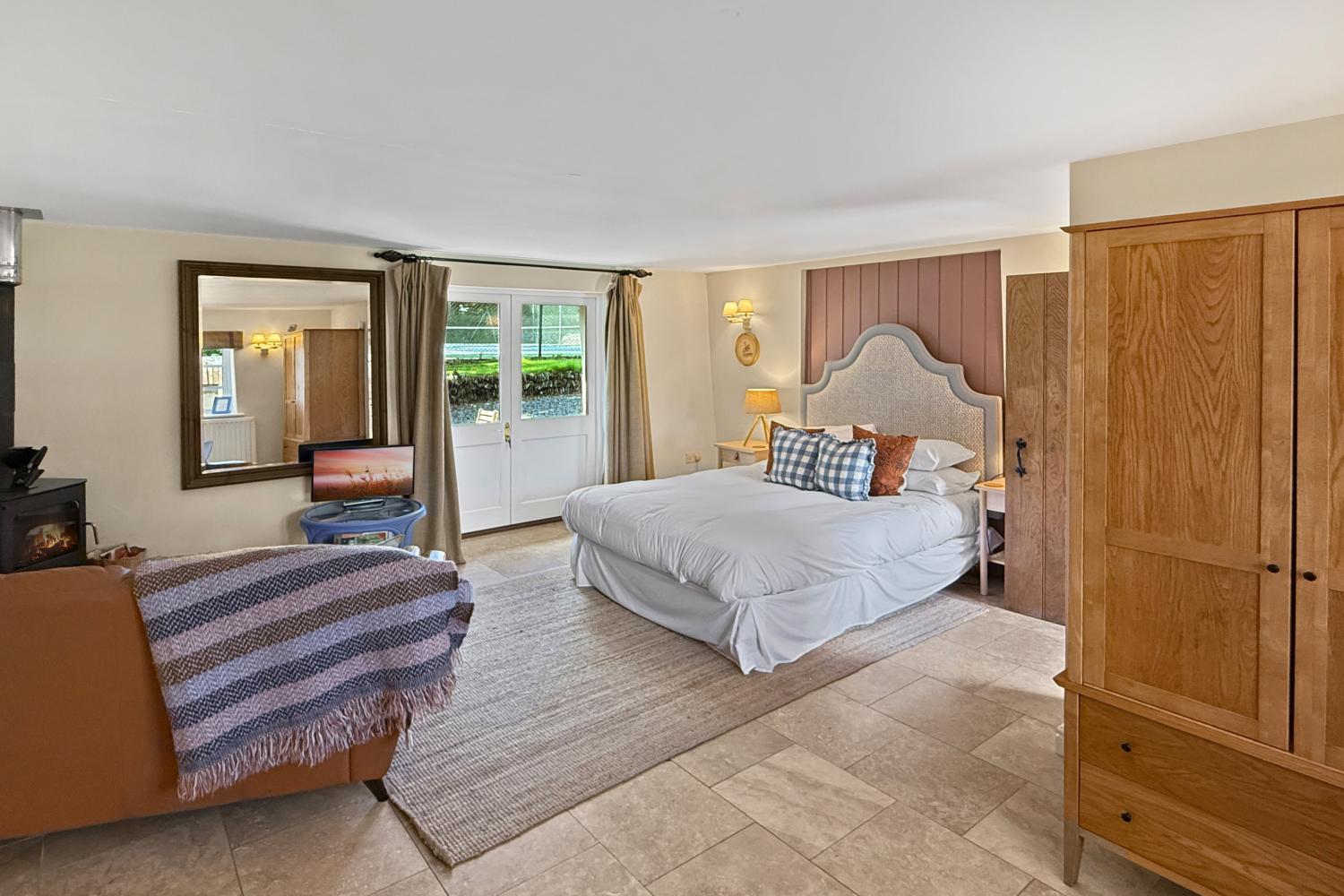 Open plan bedroom and lounge area